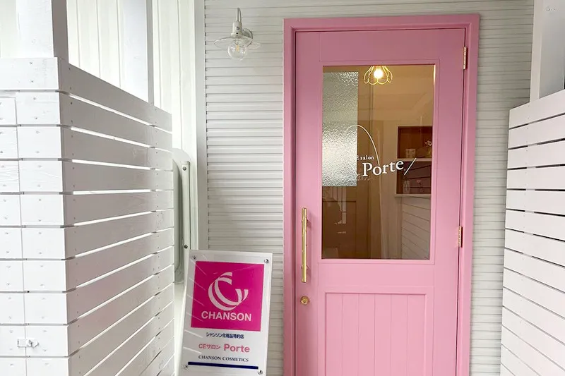 ピンクの看板とピンクのドアが目印